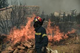 Σύμφωνα με πληροφορίες η φωτιά κατακαίει πεύκα και πυκνή βλάστηση. Samos Se E3eli3h Pyrkagia Se Dasikh Ektash Lifo