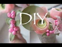 как сделать бутон розы из гофрированной бумаги без конфет Buket Iz Konfet V Shlyapnoj Korobke Cvety Iz Bumagi V Korobke Paper Flowers In A Box Youtube Bumazhnyj Cvetok Uchebnik Bumazhnye Rozy