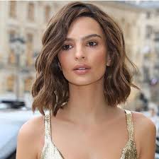 Versatili, facili da modellare e ideali per realizzare il tuo stile da sogno, i capelli di media lunghezza sono tutto fuorchè poco interessanti. Riapertura Parrucchieri Tagliare I Capelli Dopo La Quarantena E Una Buona Idea