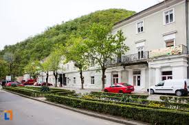 Inconjurata de parcul natural domogled, traseele turistice reprezinta punctele de interes din acest parc. Pavilionul 7 Hotel Ferdinand Din Baile Herculane Obiective Turistice Caras Severin DeÈtepÈi Ro