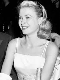 Kelly Reilly is really beautiful and her fair skin stands out in this red  dress!