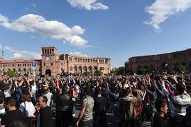 ويواجه باشينيان اتهامات بتسببه بخسارة بلاده الحرب الأخيرة في ناغورني كارباخ. Armenia Human Rights Challenges For New Leadership Human Rights Watch