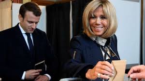 Macron yang berpidato dalam bahasa inggris menyebut istri turnbull sebagai delicous atau lezat. Warga Prancis Tolak Istri Presiden Macron Jadi First Lady