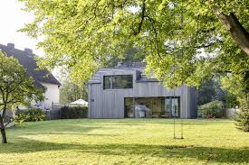 zum kleinen haus gehort ein grosses grundstuck mit obstbaumen und viel viel platz zum spielen fur die kinder baudenkmal haus denkmal