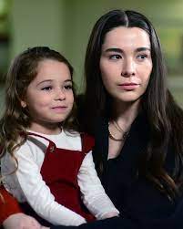 Noi - 12 gennaio 2025 Questa sera nella soap opera Tradimento su Canale5,  Oylum sarà invitata a cena dal padre Tarik (Murat) con Yesim per conoscere  per la prima volta la sua