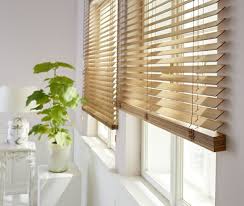 Rollos an fenstern bieten nicht nur sichtschutz vor fremden blicken, sondern schmücken dank der ein rollo beschreibt eine vorrichtung, die ein fenster oder eine tür gegen sonne, licht oder blicke. Detailansicht Holzlamellen Holzjalousie Jalousien Jalousie Holz