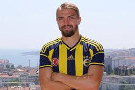 Yıllardır uzattığı ve lastikle kafasından bağladığı saçlarıyla dikkat çeken caner erkin etiler'deki bir kuaförde saçlarını 3 numaraya vurdurttu.ünlü futbolcunun saç tıraşı. Spor Yazarlarina Gore Ilk Yarinin 11 I