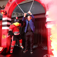 Blackhawks legend Steve Larmer is in the house tonight and kicked off the  game sounding the pregame horn 🚨