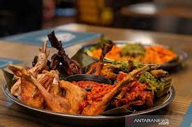 Harga yang ditawarkan berkisar mulai rp. Lamak Bana Sepiring Ramai Ramai Di Restoran Padang Antara News