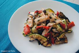Sistemate le fettine di petto di pollo su un tagliere, e mettete su ognuna una melanzana. Insalata Grigliata Di Pollo Stagioni Nel Piatto