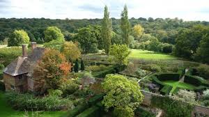 10 Garden Ideas To Steal From Vita Sackville West At Sissinghurst Castle Gardenista Beautiful Gardens Sissinghurst Garden Castle Garden