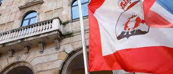 Como si se tratase de una sesión del control a vox y no al gobierno, nieto y moreno hicieron pinza para acorralar al portavoz manuel gavira, que se estrenaba en estas lides con un tono más bronco que el de su antecesor alejandro hernández, pero que no se amilanó porque también él había acudido a la cámara con la lección bien aprendida: Una Edil De Foro Acusa Al Portavoz De Vox De Danar Su Coche En Una Zona Reservada La Nueva Espana