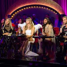 Im dschungelcamp wird die ungeschminkte wahrheit gezeigt. Queen Of Drags Heidi Klum Lasst Tief Blicken Prosieben Zensiert Mit Emojis Region