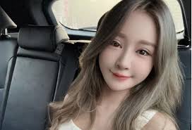 Talia, la hija de Tammi, esposa de Erik Menéndez, se une a la familia y  pide la libertad del hombre a quien llama "papá". El reporte e imágenes en  el link in