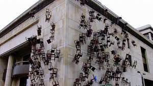 Doris salcedo (bogotá, 1958), partiendo de una concepción expandida de la escultura y apoyándose en una rigurosa labor de investigación experiencial, ha desarrollado un. 1600 Chairs Stacked In An Alleyway Designs Ideas On Dornob