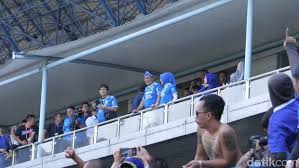Mereka cuma memenangi empat laga, empat imbang. Kompak Dukung Persib Suporter Suguhkan Koreo Ridwan Kamil Nonton Di Tribune