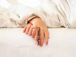 Allein durch seine größe von 1,90 meter ist der komiker eine erscheinung. Minimalistische Tattoos 10 Filigrane Tatowierungen Mit Grosser Bedeutung Bunte De