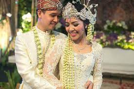 Maybe you would like to learn more about one of these? 7 Pakaian Adat Jawa Barat Yang Terkenal Dan Keunikannya Bukareview