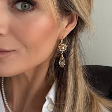 Earrings with flower, pearl and gold crystal