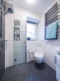 Modernes Helles Badezimmer Auf Kleinem Raum Mit Optimaler Aufteilung Moderne Badezimmer Von Banovo Gmbh Modern Keramik Homify Helle Badezimmer Badezimmer Klein Bad Bilder