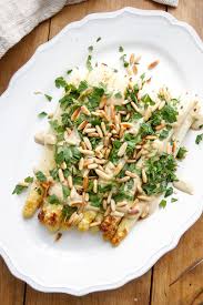 Gerosteter Spargel Mit Tahin Zitronen Sosse Rezept Elle Republic Rezept Gerosteter Spargel Spargel Spargel Rezepte Gesund
