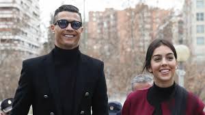 بالصور كريستيانو رونالدو يتسلم جائزة أسطورة ماركا وحبيبته تثير شكوك حملها