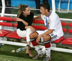 Then mesut ozil was signed for a club record fee and the gunners have gone on to record ten successive victories. Midfielder Mesut Ozil Talking With His Girlfriend Mandy Capristo Football Girlfriend Soccer Couples Football Couples
