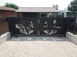 Dai modelli in ferro battuto, ideali per raffinate ville in stile classico alle tipologie contraddistinte da un design più moderno, i cancelli in ferro una struttura perfettamente adatta a chi preferisce cancelli in ferro moderni, di tendenza, assolutamente originali e rifiniti nei dettagli. Cancelli In Ferro Automatici Scorrevoli A Vicenza