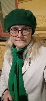 Den där tröttheten som gör att man frågar sig hur man över huvud taget ska  ta sig hem från stan. Jag bor 950 meter från Claes Ohlssons. Jag stannande  många gånger och