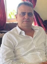 بكتب قوافي بشوق مجبولي وبَسّ الخلقني بيعرف ميولي عايش عالحن الآه وال ياريت  ولَقمة بصحن العشق مبلولي وبالكاس خمر محبّتي صبّيت كلمات شغل البال مشغولي  معتِّق خوابي نبيذها بالبيت وعن صفحة الآلآم