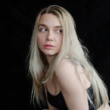 Lara Land's Instagram, Twitter & Facebook