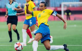 Jogadora fala sobre carreira, projeção após os gramados e o que falta ao futebol feminino da frança. Ai4xwgwltwn4pm