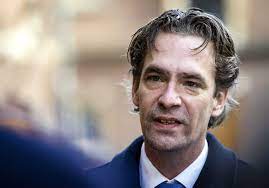 Bas van 't wout heeft voor de vvd verschillende partijpolitieke functies vervuld. Van T Wout Volgt Wiebes Op Als Minister Economische Zaken Trouw