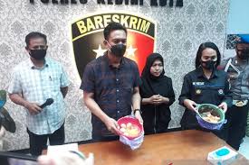 Malaysia juga pernah digemparkan dengan kisah telur palsu. Polisi Kediri Ungkap Kasus Dugaan Telur Palsu Antara News