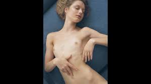 Доска-модель Амели Лью играется в сексуальном белье