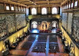 Rappresenta la migliore sintesi dell'architettura civile trecentesca cittadina ed è uno dei palazzi civici più conosciuti nel mondo. Florencia Salon Cinquecento Palazzo Vecchio Viajar A Italia