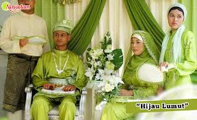 Baju kebaya dipakai dengan kain batik yang diikat dengan cara lipatan sebelah kanan menutup sebelah kiri. Makna Warna Pakaian Tradisional Bingka Nayadam Batam Facebook