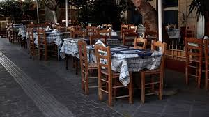 Νέα βήματα προς την κανονικότητα γίνονται σήμερα με την επαναλειτουργία της εστίασης σε εξωτερικούς χώρους και το ωράριο κυκλοφορίας να διευρύνεται για τους πολίτες στις. Estiash Olo Kai Perissoteroi Episthmones Lene Nai Sto Prowro Anoigma