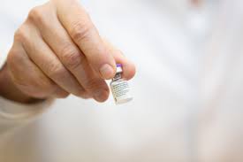La vaccination en centre de vaccination peut être réalisée, autres autres, par des médecins et des infirmiers. Le Centre De Vaccination De Belval A Ouvert Ses Portes Paperjam News