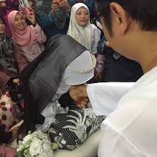 Namun sejak kebelakangan ini, wanita tabah itu sering diserang dengan pelbagai komen dan kecaman. Foto Majlis Pernikahan Ally Iskandar Kali Kedua Bersama Gadis Temerloh Yoy Network