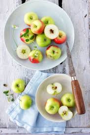 Jablka Zawieraja Duza Ilosc Kwasow Owocowych Czyli Aha Kwasy Te Maja Wiele Zastosowan W Pielegnacji Skory Rozswietl Fresh Fruit Recipes Food Food Photography
