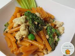 La pasta di legumi è una novità degli ultimi anni e, sempre più spesso, ne vengono proposte nuove versioni. Sedanini Di Lenticchie Rosse Con Ragu Bianco Di Pollo Verdurine E Fiori Di Zucca Moretto S Chefs
