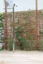 Aussendusche Auf Der Holzterrasse Sichtschutz Naturzaun Sichtschutz Garten Sichtschutzwand Garten