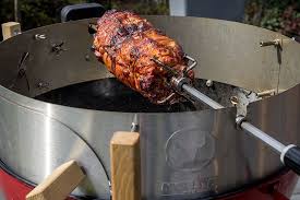 Gefullter Spiessbraten Vom Grill Rollbraten Von Der Rotisserie Bigbbq De Spiessbraten Rollbraten Spiessbraten Grillen