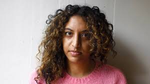 Een boek als een pletwals: in de overdonderende debuutroman van Sheena  Patel wantrouwt iedereen iedereen