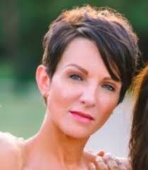 Elizabeth Miskelly's Instagram, Twitter & Facebook