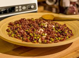 Pues creo que la pregunta es obia por favor ayuda es que estoy solo tengo 17 años y solo hay arroz y frijol y sopa pero no se cocinar ninguna porfa que ponga los ingredientes y la preparacion por favor gracias. Descubre Las Increibles Propiedades Del Arroz Rojo Para La Salud