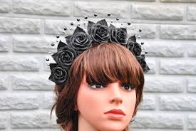 Corona di fiori gotici con rose nere: copricapo da matrimonio di Halloween 