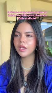 Señora enojada pide tarjeta de crédito en el hotel