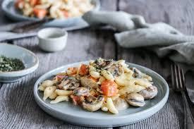 Spatzli An Kurbis Pilzrahmsauce Schnell Im Alltag Rezept Abendessen Rezepte Kurbis